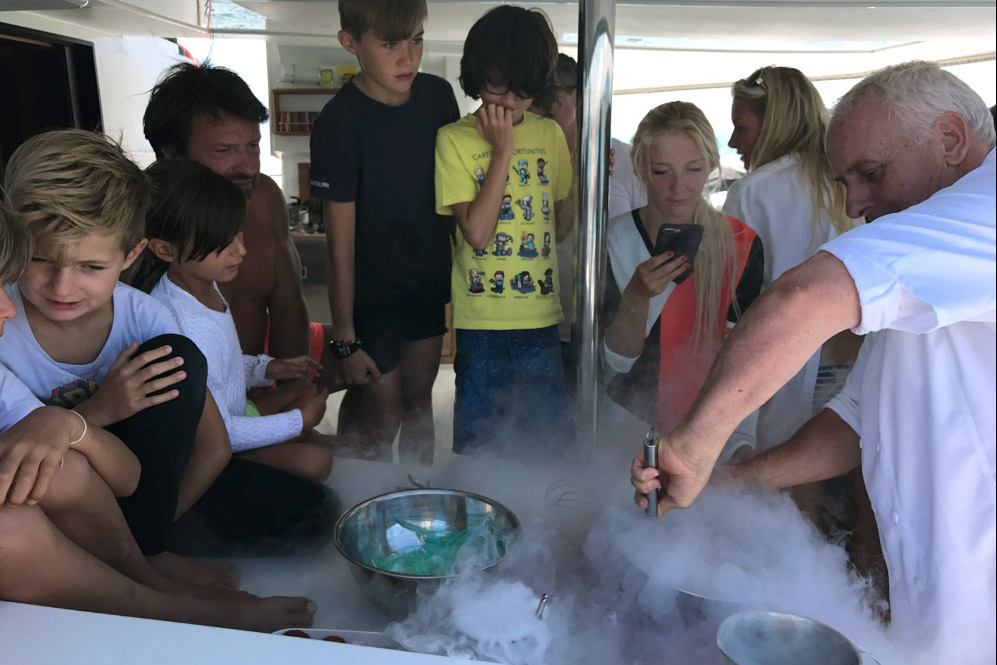 Notre chef traiteur réalisant des glaces devant un groupe d'enfants
